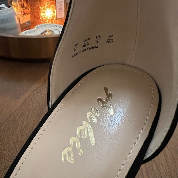 Black Velvet Pumps Brand New - Picture 4 of 6